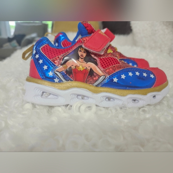 BNWOT Sz US 9 Wonderwoman Kids Toddler  Red Blue Light Up Sneakers Shoes Velcro - Picture 5 of 11